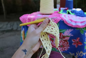 Mãos fazendo crochê