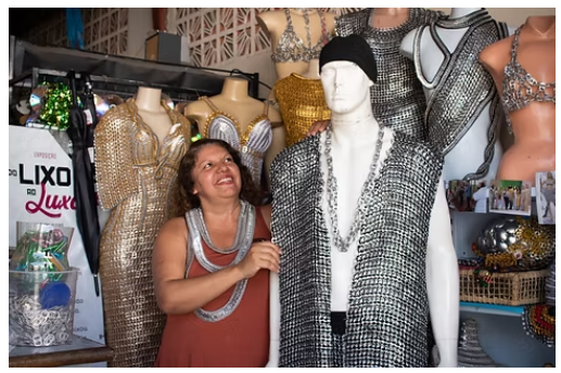 Artista Rejane Aleixo no seu ateliê