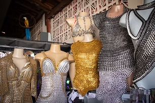 Roupas de crochê em manequins