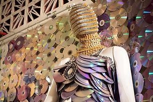 Detalhe de peça de crochê com lantejoulas