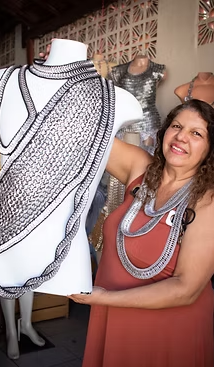 Artista Rejane Aleixo com sua obra