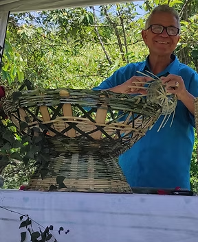 Artista Jairo Fernandes com sua obra