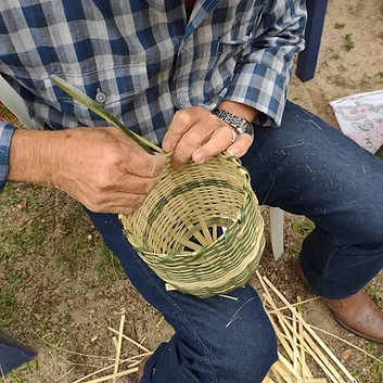 Mãos de Jairo Fernandes trançando fibras