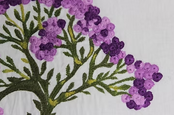 Bordado de flores roxas