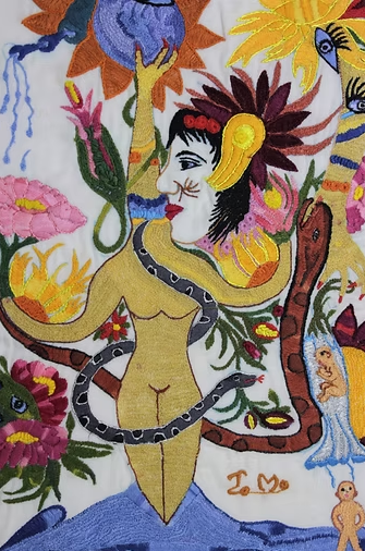 Bordado de mulher com cobras e flores
